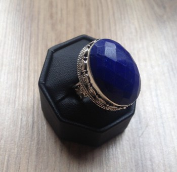 Zilveren ring met ovale facet Lapis Lazuli bewerkte setting 17.5